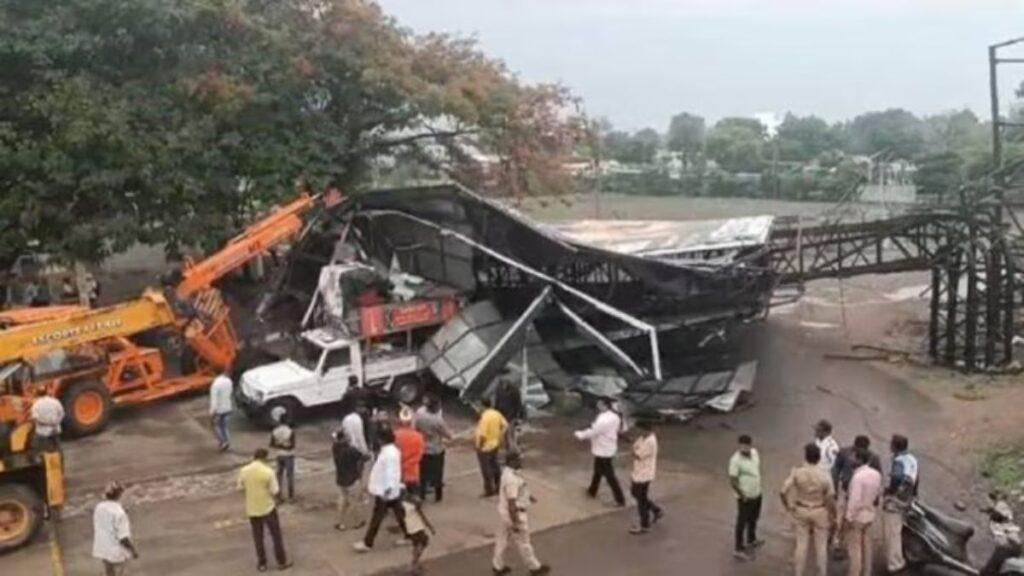 Hoarding collapse in Pune